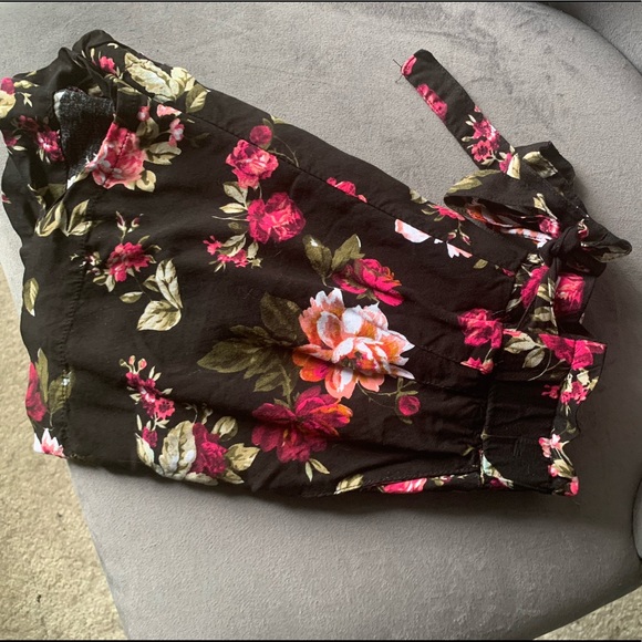 Black Flowy Floral Shorts - Picture 4 of 4